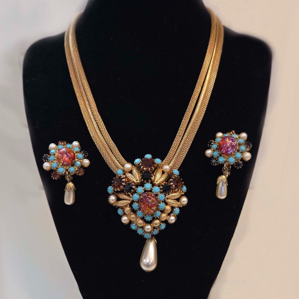 Very Vintage Necklace! Very pretty, Very unique!